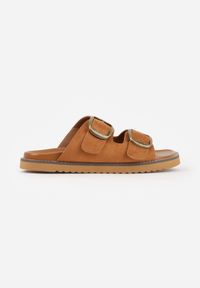 Renee - Jasnobrązowe Klapki VICES Ozdobione Dużymi Klamrami Jenniviane. Nosek buta: otwarty. Kolor: brązowy. Materiał: skóra, zamsz. Wzór: aplikacja. Sezon: lato. Obcas: na obcasie. Wysokość obcasa: niski #4