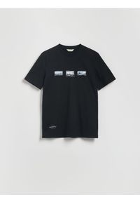 Reserved - T-shirt regular z nadrukiem - czarny. Kolor: czarny. Materiał: bawełna, dzianina. Wzór: nadruk