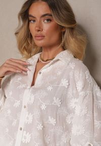 Renee - Biała Bawełniana Koszula o Kroju Oversize z Haftem w Kwiatowy Wzór Reisariel. Okazja: na co dzień. Kolor: biały. Materiał: bawełna. Długość rękawa: długi rękaw. Długość: długie. Wzór: kwiaty, haft. Styl: elegancki, casual #3