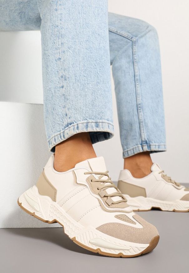 Renee - Ciemnobeżowe Sneakersy w Streetwearowym Stylu z Ozdobnymi Przeszyciami Isallena. Okazja: na co dzień. Zapięcie: sznurówki. Kolor: beżowy