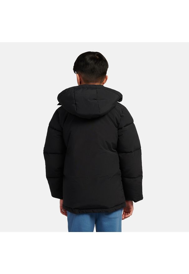 Kurtka dziecięca New Balance LAKB0287BK – czarna. Kolor: niebieski. Materiał: poliester, nylon, bawełna, materiał. Wzór: aplikacja. Sezon: zima