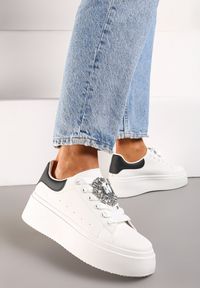 Renee - Biało-Czarne Sneakersy na Grubej Podeszwie z Ozdobną Aplikacją Kamienia Danthia. Zapięcie: sznurówki. Kolor: biały. Materiał: jeans. Wzór: aplikacja