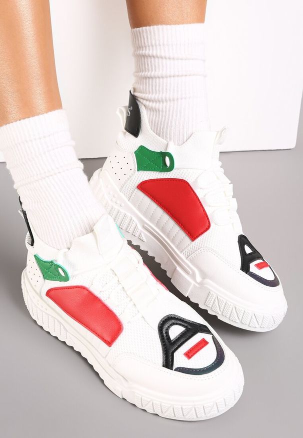 Renee - Białe Sneakersy Agathime. Wysokość cholewki: przed kostkę. Nosek buta: okrągły. Zapięcie: bez zapięcia. Kolor: biały. Materiał: materiał. Szerokość cholewki: normalna. Wzór: aplikacja, kolorowy, geometria