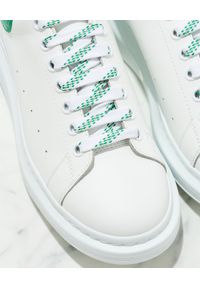 Alexander McQueen - ALEXANDER MCQUEEN - Białe sneakersy Larry. Nosek buta: okrągły. Zapięcie: sznurówki. Kolor: biały. Materiał: guma