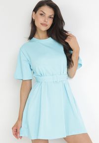 Born2be - Jasnoniebieska Bawełniana Sukienka Mini z Materiałowym Paskiem z Klamrą Yakatoki. Okazja: na co dzień. Kolor: niebieski. Materiał: bawełna, materiał. Długość rękawa: krótki rękaw. Styl: casual. Długość: mini