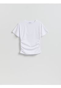 Reserved - Taliowany t-shirt w paski - biały. Kolor: biały. Materiał: dzianina, bawełna. Wzór: paski #1