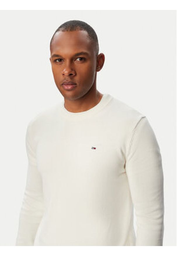 Tommy Jeans Sweter Essential DM0DM22853 Biały Slim Fit. Kolor: biały. Materiał: bawełna