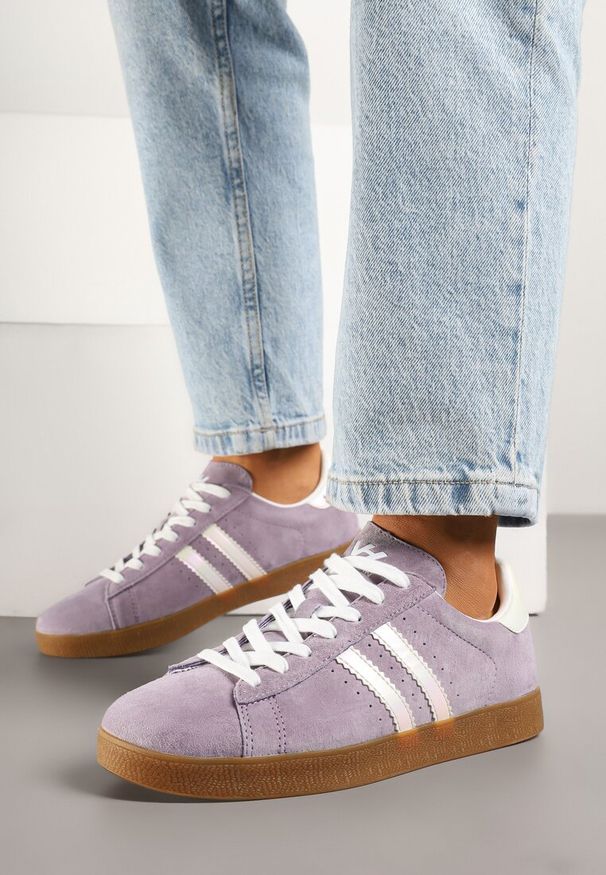 Renee - Fioletowe Sneakersy Tenisówki Ozdobione Paskami Nilavara. Okazja: na spacer, na co dzień. Zapięcie: pasek. Kolor: fioletowy. Materiał: jeans. Wzór: aplikacja. Obcas: na obcasie. Wysokość obcasa: niski. Sport: turystyka piesza
