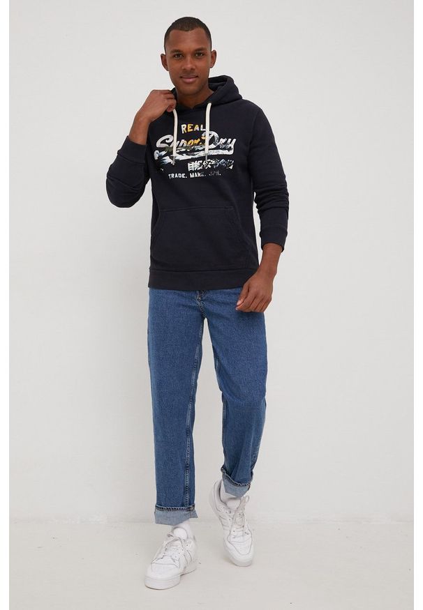 Superdry bluza męska kolor granatowy z kapturem z nadrukiem. Typ kołnierza: kaptur. Kolor: niebieski. Wzór: nadruk