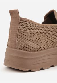 Born2be - Ciemnobeżowe Wsuwane Buty Sportowe Sneakersy z Siateczki z Elastycznymi Wstawkami Aerero. Okazja: na spacer, na co dzień, na spotkanie biznesowe. Zapięcie: bez zapięcia. Kolor: beżowy. Materiał: jeans. Sport: turystyka piesza #5