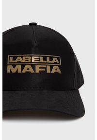 LABELLAMAFIA - LaBellaMafia czapka kolor czarny z aplikacją. Kolor: czarny. Wzór: aplikacja