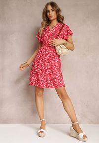 Renee - Czerwona Wiskozowa Sukienka Mini w Kwiaty z Gumką w Talii i Kopertową Górą Joslena. Kolor: czerwony. Materiał: wiskoza. Długość rękawa: krótki rękaw. Wzór: kwiaty. Sezon: lato, wiosna. Typ sukienki: kopertowe. Długość: mini #5
