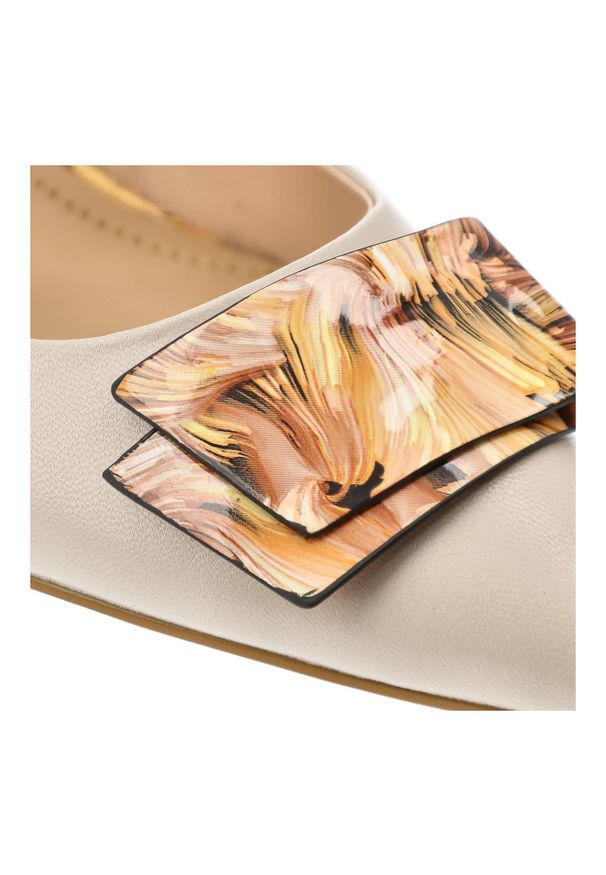 Czółenka damskie S.Barski, slingback ze skóry naturalnej z ozdobną aplikacją dekoracyjnym obcasem i regulowanym paskiem, beżowe, LZ61-2006. Okazja: na wesele, na ślub cywilny, na imprezę. Zapięcie: pasek. Kolor: brązowy. Wzór: aplikacja. Materiał: skóra. Sezon: wiosna, lato. Obcas: na obcasie. Styl: elegancki, wizytowy. Wysokość obcasa: średni