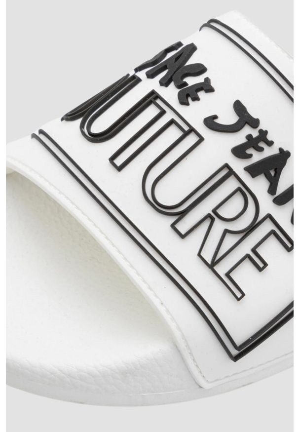 Versace Jeans Couture - VERSACE JEANS COUTURE Białe klapki Fondo Slide DIS. SQ3, Rozmiar 44. Kolor: biały