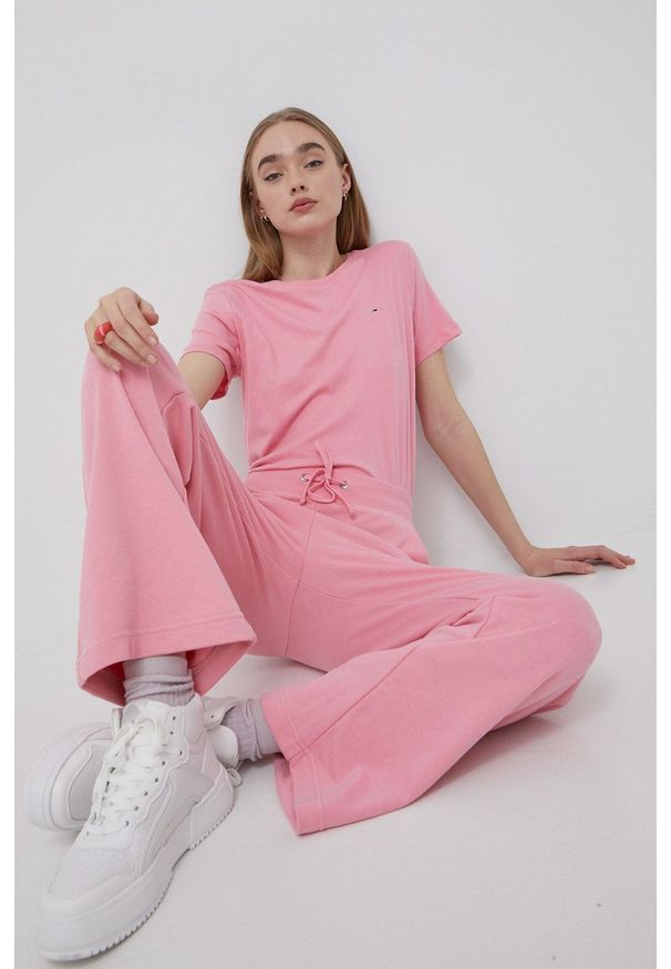 Tommy Jeans spodnie DW0DW12947.PPYY damskie kolor różowy gładkie. Stan: podwyższony. Kolor: różowy. Materiał: bawełna. Wzór: gładki