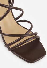 Born2be - Brązowe Sandały na Szpilce z Przeplatanymi Paskiami i Kwadratowym Noskiem Baloria. Okazja: na co dzień, na ślub cywilny, na wesele. Zapięcie: pasek. Kolor: brązowy. Materiał: jeans. Obcas: na szpilce. Styl: casual, elegancki, klasyczny, wizytowy #5
