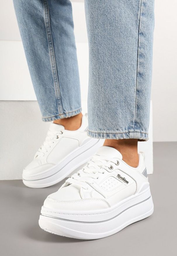 Born2be - Białe Sneakersy na Grubej Podeszwie Zdobione Brokatem Kariven. Kolor: biały. Materiał: jeans. Wzór: aplikacja. Obcas: na platformie