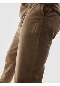 4f - Spodnie polarowe joggery męskie - brązowe. Kolor: brązowy. Materiał: polar