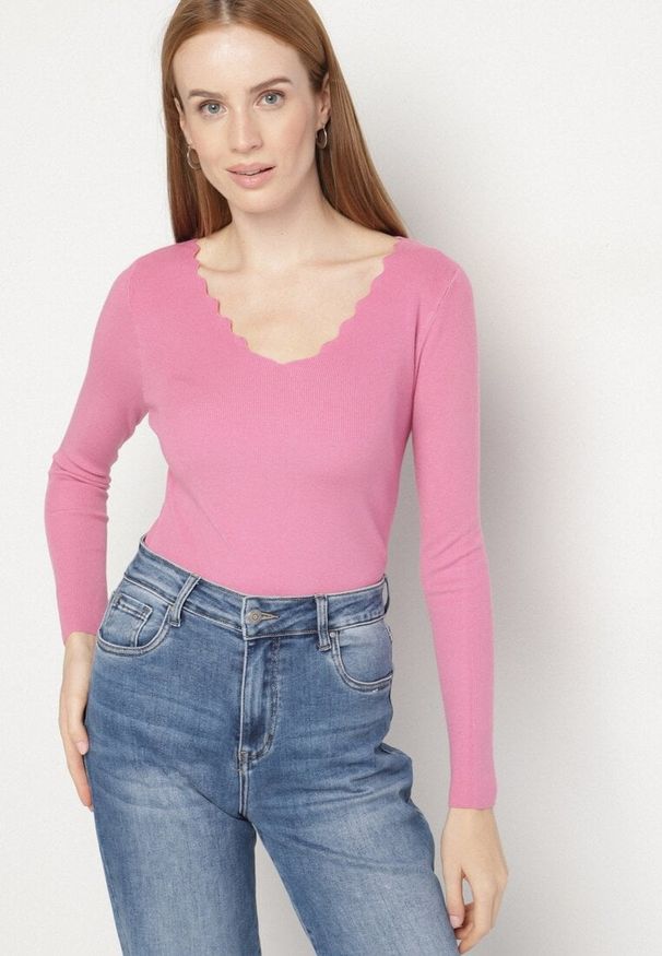 Born2be - Różowy Dopasowany Sweter z Nieregularnym Dekoltem w Serek Fenarela. Okazja: do pracy, na co dzień, na spotkanie biznesowe. Typ kołnierza: dekolt w serek. Kolor: różowy. Materiał: jeans. Styl: casual, biznesowy