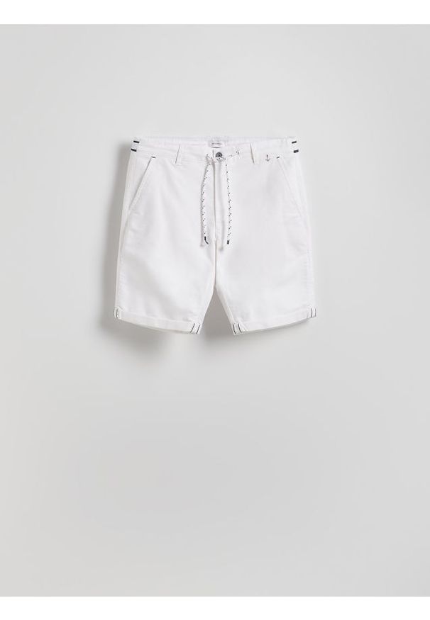 Reserved - Szorty slim fit - biały. Kolor: biały. Materiał: bawełna, tkanina