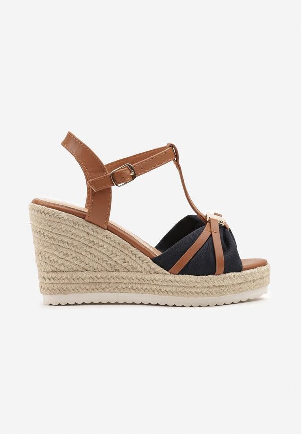 Born2be - Granatowe Sandały Vices na Koturnie z Plecionką i Metaliczną Ozdobą Neolainora. Okazja: na co dzień. Zapięcie: sprzączka. Kolor: niebieski. Wzór: aplikacja. Materiał: jeans. Sezon: lato. Obcas: na koturnie. Styl: elegancki, casual. Wysokość obcasa: średni