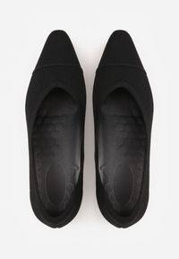 Renee - Czarne Czółenka VICES na Niskim Obcasie z Elastycznej Dzianiny z Amortyzującą Wkładką Zaehira. Nosek buta: szpiczasty. Kolor: czarny. Materiał: dzianina. Szerokość cholewki: normalna. Obcas: na obcasie. Wysokość obcasa: niski #8