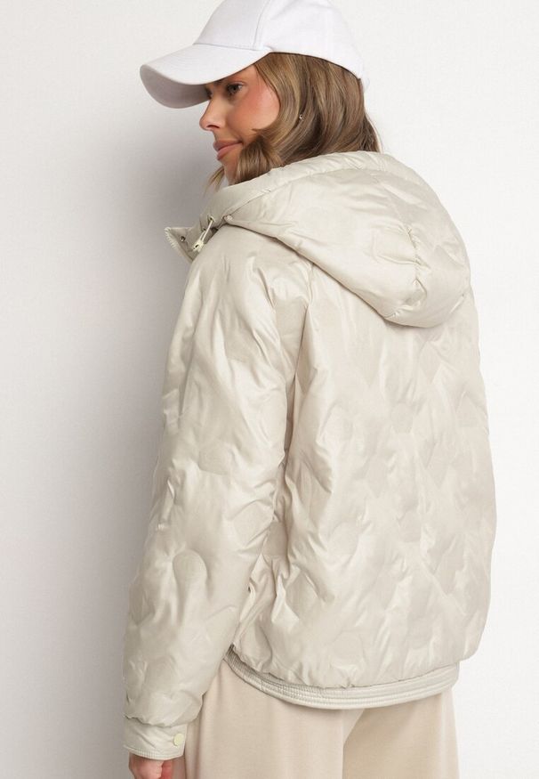 Born2be - Beżowa Kurtka Pikowana w Stylu Cargo o Krótszym Fasonie z Kapturem Varedia. Okazja: na co dzień. Typ kołnierza: kaptur. Kolor: beżowy. Materiał: jeans. Długość rękawa: długi rękaw. Długość: krótkie. Wzór: moro. Styl: elegancki, casual, militarny, klasyczny