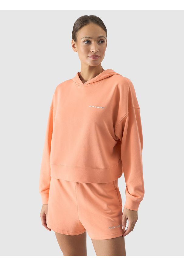 4f - 4F Bluza dresowa nierozpinana z kapturem damska - pomarańczowa L. Okazja: na co dzień. Typ kołnierza: kaptur. Kolor: pomarańczowy. Materiał: dresówka. Wzór: gładki, napisy, ze splotem. Sezon: lato. Styl: casual, klasyczny, sportowy