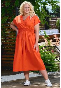 KARKO - Sukienka bawełniana z kopertowym dekoltem letnia EULALIA pomarańczowa PROMOCJA. Okazja: na spacer, na komunię, na spotkanie biznesowe, na wesele, na ślub cywilny. Typ kołnierza: dekolt kopertowy. Kolekcja: plus size. Kolor: pomarańczowy. Materiał: bawełna. Długość rękawa: krótki rękaw. Sezon: lato. Typ sukienki: kopertowe. Styl: biznesowy, sportowy, elegancki #1