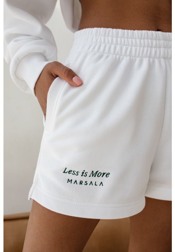 Marsala - Szorty z dzianiny dresowej z haftem zielonym w kolorze CHEMICAL WHITE - LE PETIT-M. Okazja: na co dzień. Stan: podwyższony. Kolor: zielony. Materiał: dresówka, dzianina. Wzór: haft. Styl: casual, sportowy