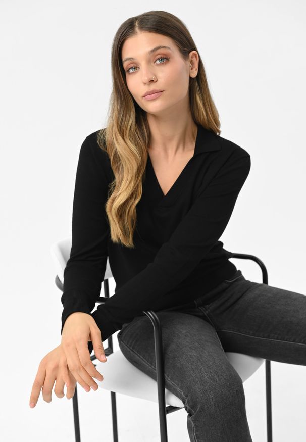 Volcano - Sweter z kołnierzykiem S-TOYO. Okazja: na co dzień, na spotkanie biznesowe. Typ kołnierza: dekolt w serek. Materiał: prążkowany, dzianina, jeans. Wzór: gładki. Styl: biznesowy, casual, elegancki