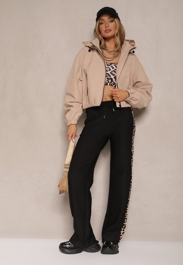Renee - Beżowa Kurtka Oversize w Sportowym Stylu z Kapturem i Ściągaczem w Pasie Volnea. Okazja: na co dzień. Typ kołnierza: kaptur. Kolor: beżowy. Materiał: jeans. Styl: sportowy