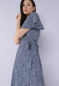 Born2be - Granatowa Sukienka Theminophe. Okazja: na co dzień. Kolor: niebieski. Materiał: wiskoza, tkanina, materiał. Wzór: kropki. Typ sukienki: proste, kopertowe, rozkloszowane. Styl: casual. Długość: maxi #1