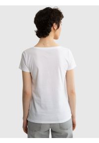 Big-Star - Koszulka damska z napisem biała Regina 110. Kolor: biały. Materiał: bawełna, materiał, jeans. Wzór: napisy. Sezon: wiosna. Styl: sportowy