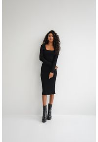 Marsala - Dopasowana sukienka z długim rękawem w kolorze TOTALLY BLACK - PILAR-M/L. Okazja: na co dzień, na imprezę. Kolor: czarny. Materiał: bawełna, materiał, prążkowany, elastan. Długość rękawa: długi rękaw. Styl: casual. Długość: maxi
