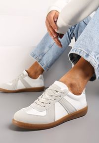 Renee - Szaro-Białe Sznurowane Sneakersy z Imitacji Skóry na Płaskiej Podeszwie Glezoma. Kolor: szary. Materiał: skóra. Obcas: na płaskiej podeszwie