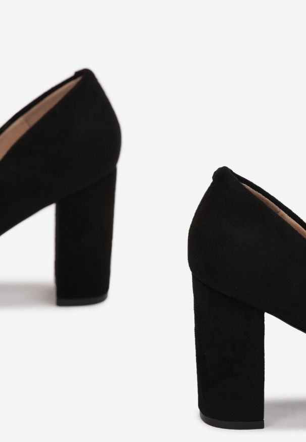 Renee - Czarne Czółenka Achaia. Okazja: na co dzień. Nosek buta: szpiczasty, otwarty. Kolor: czarny. Materiał: jeans. Obcas: na obcasie. Styl: casual, klasyczny. Wysokość obcasa: średni