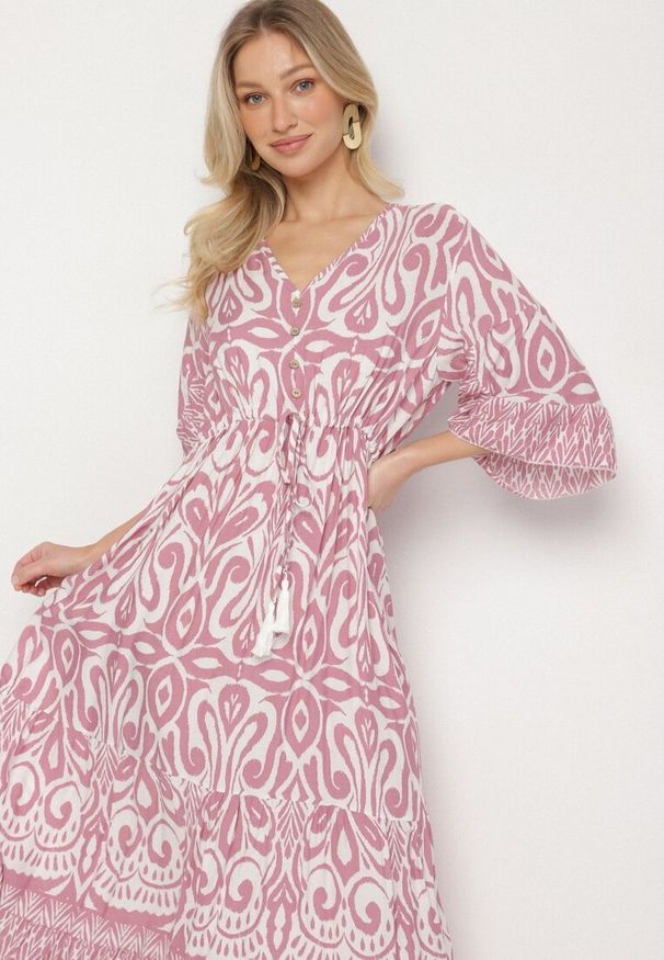 Born2be - Różowa Sukienka Bawełniana w Ornamentalny Wzór z Gumką w Talii Orrielle. Okazja: na co dzień. Typ kołnierza: dekolt w serek. Kolor: różowy. Materiał: bawełna. Typ sukienki: sportowe. Styl: casual, sportowy