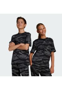 Adidas - Koszulka Seasonal Essentials Camo Kids. Kolor: brązowy, czarny, szary, wielokolorowy. Materiał: materiał