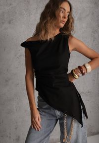 Renee - Czarna Marszczona Asymetryczna Bluzka z Bawełny z Ozdobą 3D Thellike. Okazja: na imprezę. Kolor: czarny. Materiał: bawełna. Wzór: aplikacja #4