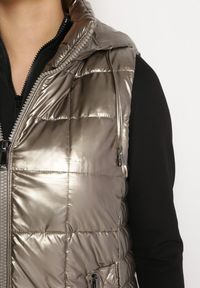 Born2be - Złota Kamizelka z Wypukłym Pikowaniem Kapturem i Lakierowanym Efektem Damess. Kolor: złoty. Materiał: lakier. Długość: długie. Wzór: aplikacja #5
