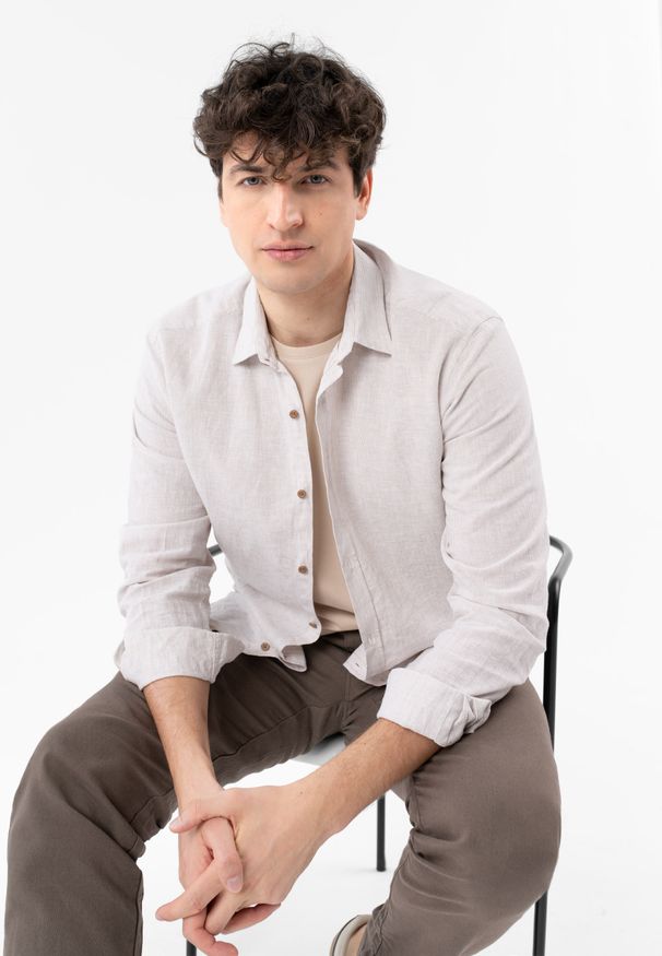 Volcano - Lniana koszula w prążek K-FILIO. Okazja: na co dzień. Typ kołnierza: kołnierzyk klasyczny. Kolor: beżowy. Długość: długie. Wzór: prążki. Materiał: len. Długość rękawa: długi rękaw. Sezon: lato. Styl: casual, klasyczny