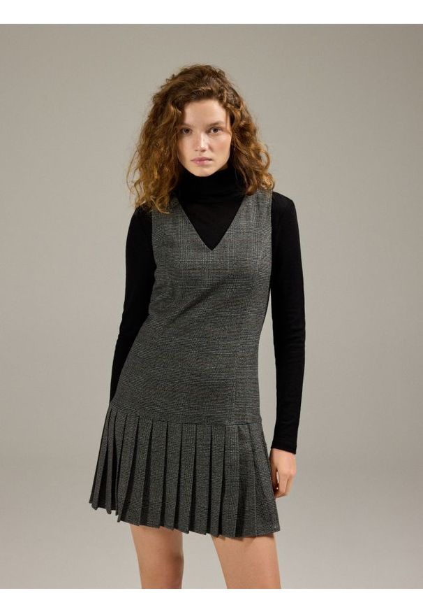 Reserved - Sukienka z plisami - szary. Kolor: szary. Materiał: wiskoza, tkanina. Wzór: gładki. Typ sukienki: proste