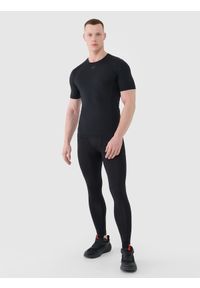 4f - 4F Legginsy treningowe męskie - czarne S. Kolor: czarny. Materiał: dzianina, włókno, materiał, poliester. Wzór: gładki, ze splotem. Sport: fitness