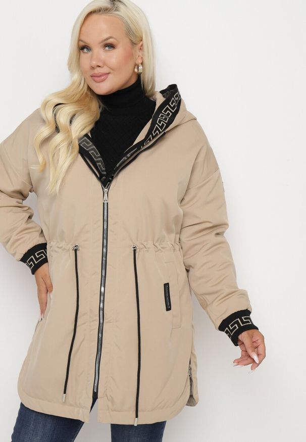 Born2be - Ciemnobeżowa Kurtka Parka z Kapturem Ściągana w Talii Troczkami Velamira. Okazja: na spacer, na co dzień. Typ kołnierza: kaptur. Kolekcja: plus size. Kolor: beżowy. Wzór: aplikacja. Styl: elegancki, casual