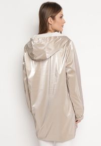 Born2be - Jasnobeżowa Kurtka Dwustronna z Nieodpinanym Kapturem i Metalicznym Efektem Lirednil. Kolor: beżowy. Wzór: gładki. Styl: elegancki #3