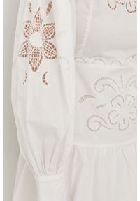 TwinSet - Twinset sukienka bawełniana kolor biały mini rozkloszowana. Typ kołnierza: kołnierzyk stójkowy. Kolor: biały. Materiał: bawełna. Długość rękawa: długi rękaw. Wzór: haft. Długość: mini