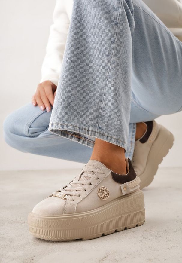 Renee - Beżowe Skórzane Sneakersy na Platformie z Aplikacją i Plecionym Paskiem Kaphophai. Okazja: na spacer, na co dzień. Zapięcie: pasek. Kolor: beżowy. Materiał: skóra. Wzór: aplikacja. Obcas: na platformie. Sport: turystyka piesza