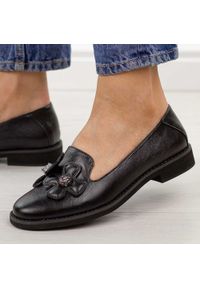 Czarne półbuty damskie Jezzi 25128-3. Okazja: na co dzień. Nosek buta: okrągły. Kolor: czarny. Szerokość cholewki: normalna. Wzór: kwiaty. Materiał: skóra. Sezon: wiosna, jesień, lato. Obcas: na obcasie. Styl: casual, elegancki, klasyczny. Wysokość obcasa: niski #1