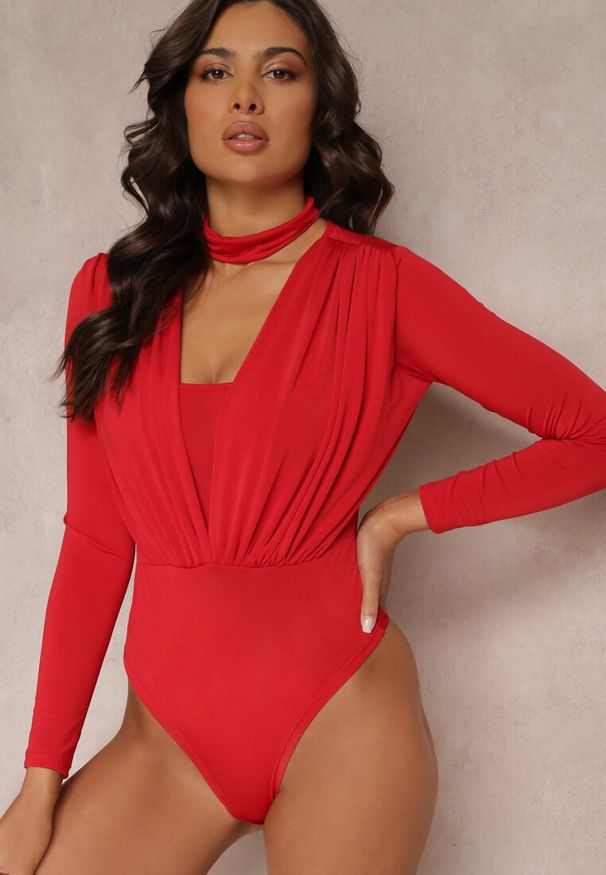 Renee - Czerwone Body z Ozdobnymi Zakładkami i Opaską na Szyję Hyrehe. Kolor: czerwony. Wzór: aplikacja. Styl: elegancki
